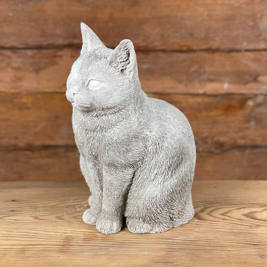 Katten Trisse – handgjuten betongkatt i sned vinkel med fint formad nos och öron.