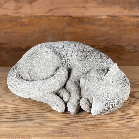 Sovande betongkatt – handgjuten trädgårdsfigur i frosttålig betong.