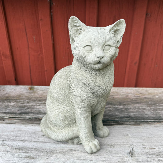 Betongkatten Maja – söt och detaljerad kattfigur som dekoration för hem och trädgård.