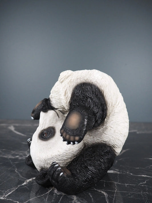 Perry Panda humoristisk pandafigur stående på huvudet från sidan