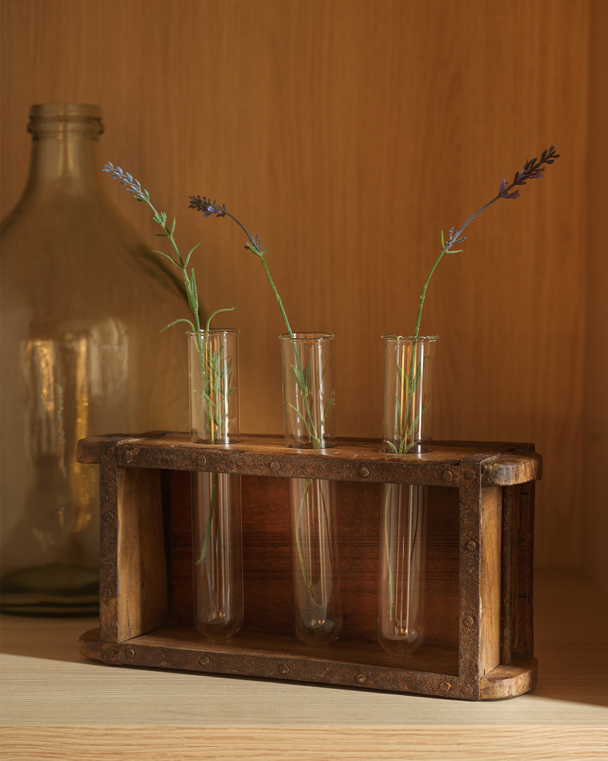 TREASURE vas i gammal tegelform med blommor i glasrör
