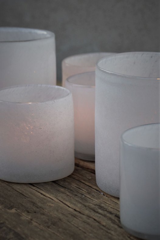 Tända Lumiere White Frost ljuslyktor i frostat vitt glas