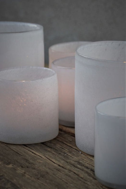 Tända Lumiere White Frost ljuslyktor i frostat vitt glas