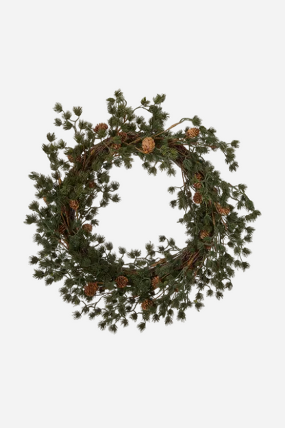 Larix konstgjord grön krans med barrkvistar och bruna kottar, 60 cm i diameter, från Wikholm Form.