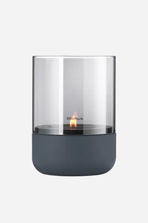 Stormlykta Calma Steel Gray i betong och färgat glas från Blomus