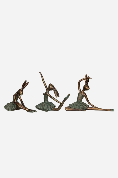 Tre dekorativa ballerina-kaniner i olika poser med antik bronsfinish