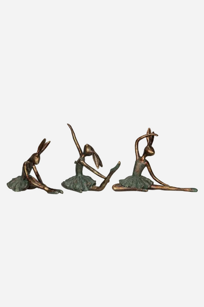 Tre dekorativa ballerina-kaniner i olika poser med antik bronsfinish