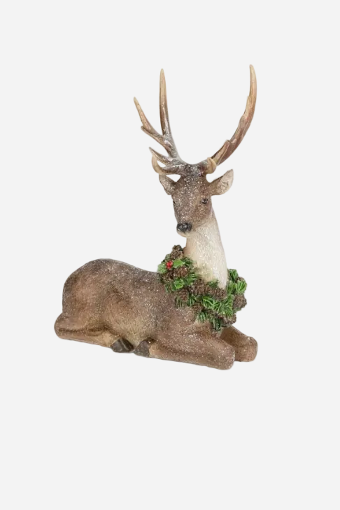 Liggande Hjort med Julkrans – 29 cm