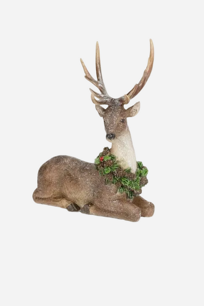 Liggande Hjort med Julkrans – 29 cm