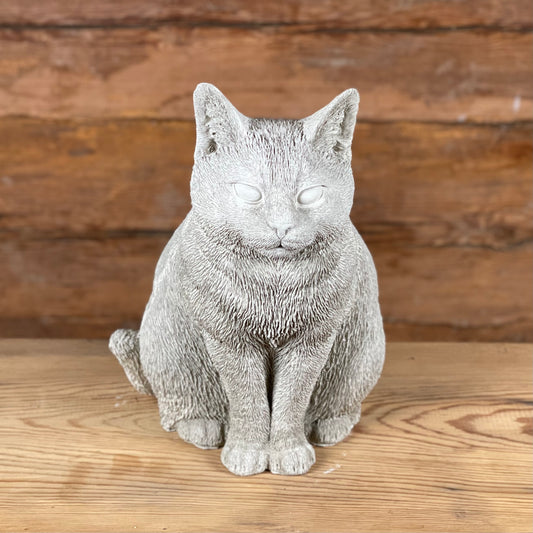 Katten Trisse – sittande betongkatt sedd framifrån med naturtrogna detaljer.