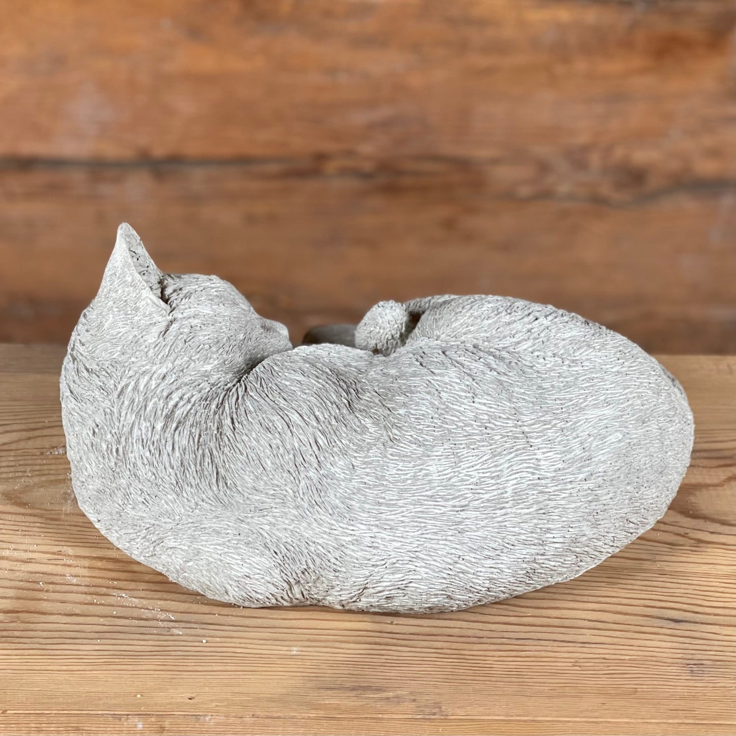 Sovande betongkatt – handgjuten trädgårdsfigur i frosttålig betong.