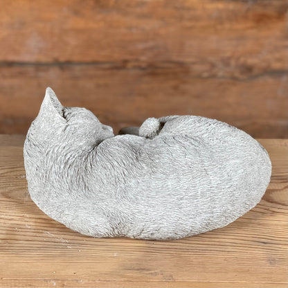 Sovande betongkatt – handgjuten trädgårdsfigur i frosttålig betong.