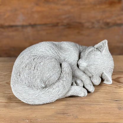 Sovande betongkatt – handgjuten trädgårdsfigur i frosttålig betong.