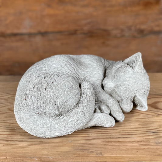 Sovande betongkatt – handgjuten trädgårdsfigur i frosttålig betong.