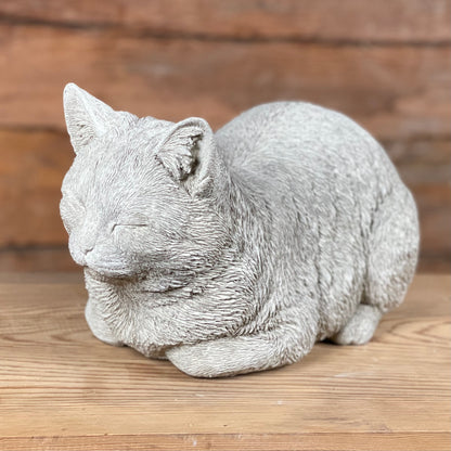 Sovande katt i betong – Katten Måns, naturtrogen trädgårdsfigur sedd från sidan.