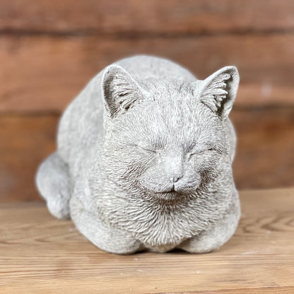 Katten Måns – handgjuten sovande betongkatt med fina detaljer, fotograferad framifrån.