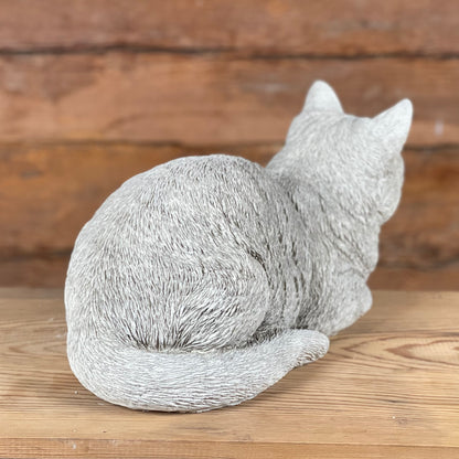 Handgjuten betongkatt – Katten Måns, sedd bakifrån med tydlig struktur och form.