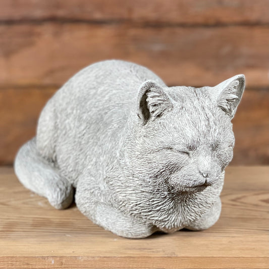 Betongfigur av sovande katt – Katten Måns, handgjuten med naturtrogna detaljer, sedd snett framifrån.