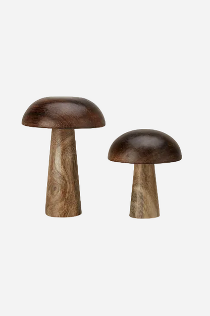 Puja dekorationssvampar i trä från Wikholm Form, två svampar med mörkbruna hattar i olika storlekar.