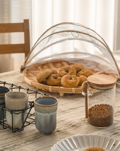 Glasburk med trälock och skopa i dukad köksmiljö