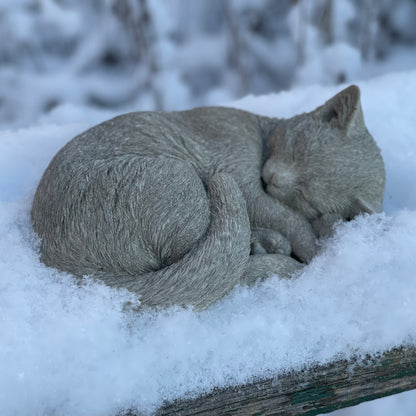 Sovande betongkatt – handgjuten trädgårdsfigur i frosttålig betong.
