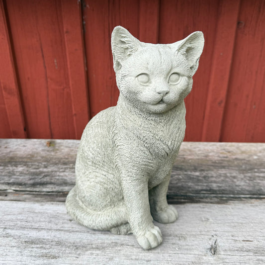Betongkatten Maja – söt och detaljerad kattfigur som dekoration för hem och trädgård.