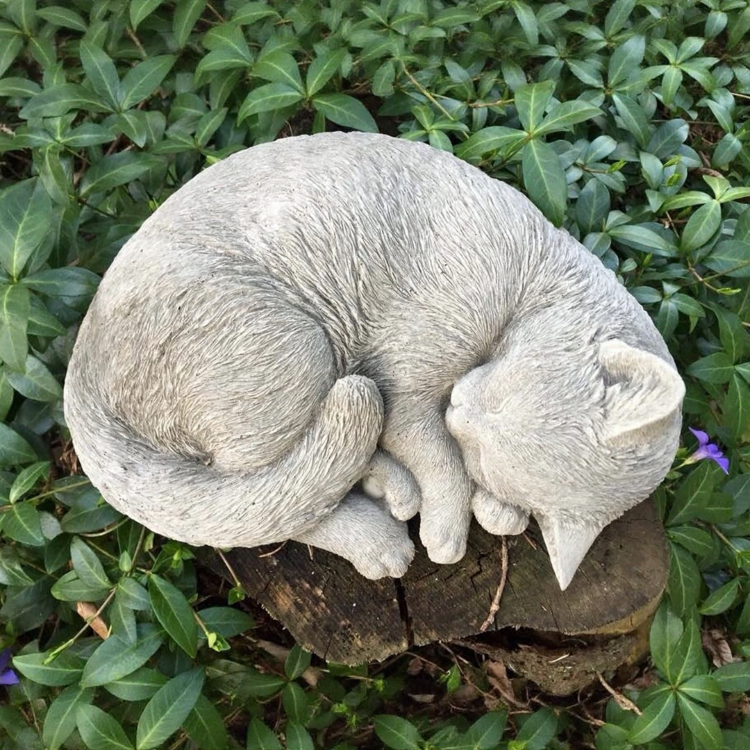 Sovande betongkatt – handgjuten trädgårdsfigur i frosttålig betong.