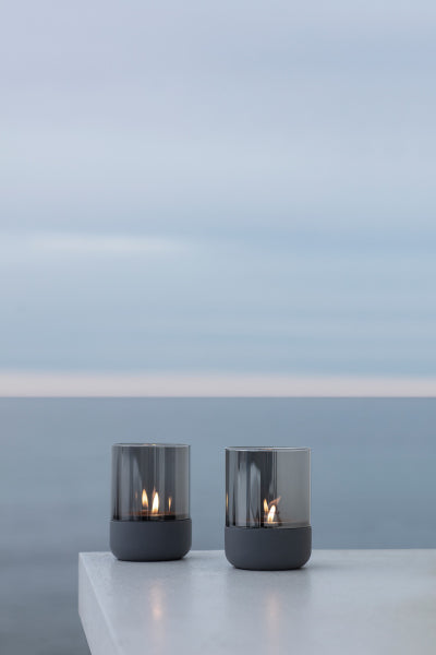 Blomus Calma stormlyktor Steel Gray på bord